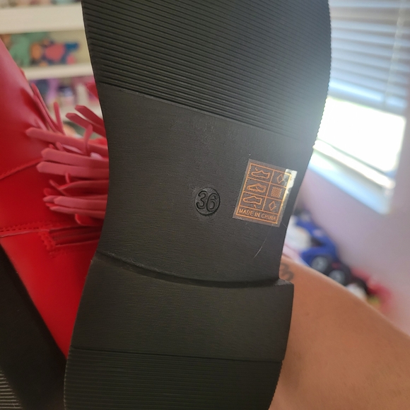 Girls' Cute Red Fringe Boots Size 36 (US 3.5) - Picture 4 of 5